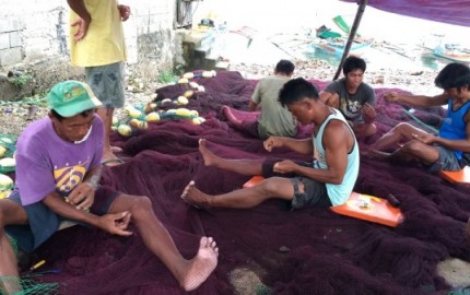 Fisherfolks-weaving-nets-in-Samar-600x337